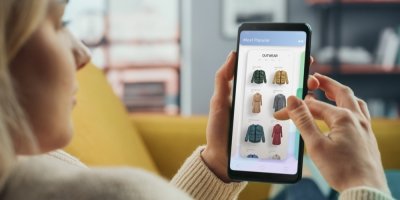 Kliknete na „super slevu“ a přijdete o peníze. Známé značky zneužívají falešné obchody