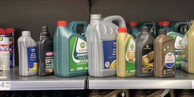 Průzkum Kupi: Pro levný motorový olej běžte do supermarketu, benzínky jsou předražené