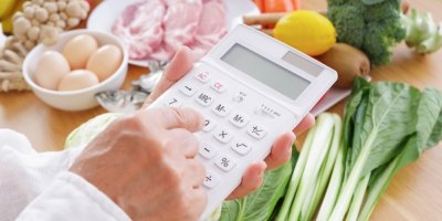 Když se naučíte využívat výhodné tašky v supermarketech, večerní slevy na pečivo a mrazák, měsíčně ušetříte i 3 000 Kč