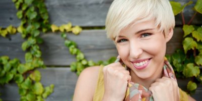 Trendy jarní účesy 2026: Letos se bude zkracovat, hitem je pixie účes