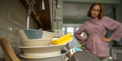 Necháváte nádobí odmočit přes noc? Podle studií tím riskujete víc, než si myslíte