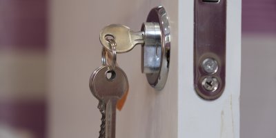 Klíč v zámku vás před zlodějem neochrání. V některých domech mu dokonce může práci usnadnit