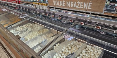 Globus předběhl Lidl i Kaufland: Prodává mražené potraviny na váhu. Místo sáčku lopatka, vezmete si jen to, co sníte