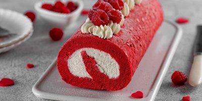 Žádné barvivo! Jen maliny a krém. Tahle vláčná a nadýchaná roláda vás překvapí barvou, ale hlavně svěží chutí