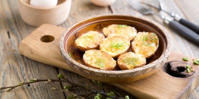 Zapomenutá velikonoční klasika, která chutná lépe, než si pamatujete: Smažená vejce ve skořápce