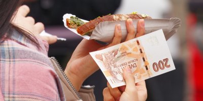 Bankovky jsou špinavější než veřejné záchody a nákupní košíky. Co všechno nám přežívá v peněžence?