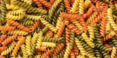 Barevné těstoviny: Zdravější, nebo jen hezčí? Složení a studie dávají jasnou odpověď. Možná zbytečně připlácíte