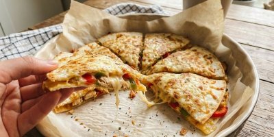 Křupavé kuřecí kapsy z tortilly se sýrem a paprikou jsou hotové do 40 minut