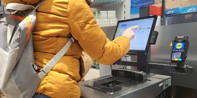 Lidl přitvrzuje. V Berlíně zakázal studentům samoobslužné pokladny. Zneužívali je