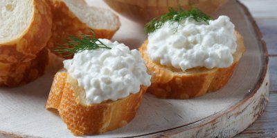 Cottage jako proteinová bomba: 5 rychlých slaných i sladkých receptů, které zvládnete za pár minut