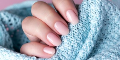 Ženské prsty s nalakovanými nehty