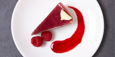 Malinový dort s tvarohem a čokoládovým korpusem: Osvěžující dezert hotový za 20 minut