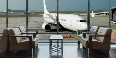 Pohled na letadlo z letištního salonku