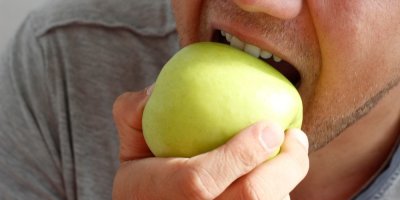 Ovesné vločky, ořechy i avokádo: 7 potravin, které pomáhají snižovat cholesterol