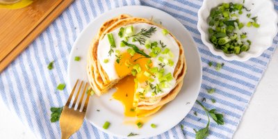 Snídaně, kterou si teď všichni ukládají: Slané palačinky s vejcem a jarní cibulkou