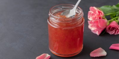 Z růží marmeláda? V Česku ji můžete udělat i ze zahrady. Stačí správný druh a pár jednoduchých kroků