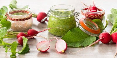 Listy z ředkviček většina lidí vyhodí. Přitom z nich vznikne skvělé pesto na těstoviny nebo chléb s máslem