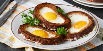 Křupavý toast s vejcem uprostřed: Jednoduchá snídaně, která vypadá složitě, ale ve skutečnosti to tak není