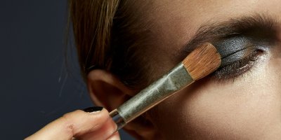 Make-up trendy v líčení pro jaro 2026: Svěžest, barva a nová lehkost. Vizážistka radí, jaké produkty nakoupit