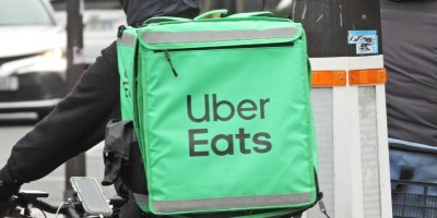 Kurýři Uber Eats se ještě letos vrátí do českých ulic. Kdy konkurence Woltu, Boltu a Foodory začne?