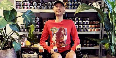 „Co vyrobím, je hned pryč.“ Jakub je kvůli nemoci odkázaný na pomoc druhých, přesto rozjel vlastní značku svíček