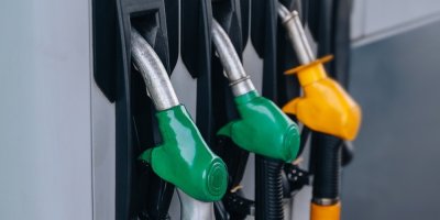 Benzín za téměř 40 Kč? 7 řidičských návyků, které sníží spotřebu až o 20 %. Pomůže styl jízdy i tlak v pneumatikách