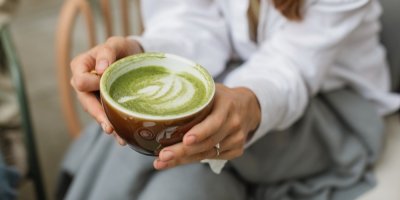 dTest otestoval trendy náhradu kávy. Rozdíly v kvalitě matcha prášku jsou obrovské