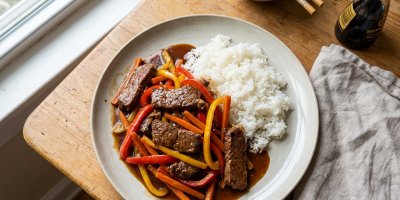 Hovězí nudličky se zeleninou v omáčce: Rychlý recept inspirovaný tureckou kuchyní