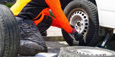 Řidiči začínají přezouvat na letní pneu. Kolik stojí pneuservis? Nešvarem jsou poškozené gumy