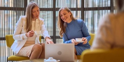 Stylistka radí, co si obléct do kanceláře v chladném jaru. Šaty mají jednu velkou výhodu