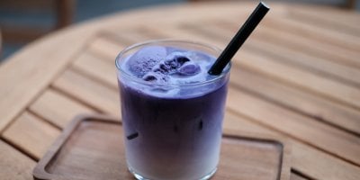 Ube dobývá kavárny i sociální sítě. Fialová hlíza z Asie se objevuje v latté i zmrzlině a chutná jako vanilka a oříšky