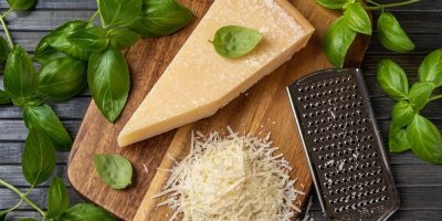 Fitness trend ze sociálních sítí: Parmazán jako proteinová svačina? Odborníci upozorňují na háček