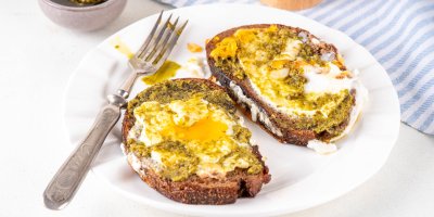 Toast s vejcem na pestu: Jednoduchý recept ze sociálních sítí, který změní obyčejnou snídani v gastro zážitek