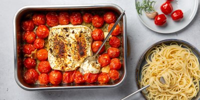 Pečená feta s rajčaty: Jednoduchá omáčka na špagety, která pobláznila sociální sítě