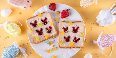 Velikonoční toast s králíčky z džemu pobláznil sociální sítě. Stačí chleba, marmeláda a prsty