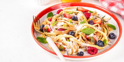 Palačinkové špagety: Virální snídaně ze sociálních sítí, která vypadá jako dezert z kavárny