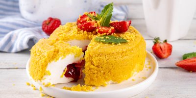 Virální cheesecake bez pečení: Vrstvy se skládají obráceně a uvnitř čeká ovocné překvapení