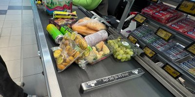 Pokladní pás v supermarketu