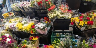 Květiny u vstupu do supermarketu nejsou náhoda. Obchody tím ovlivňují nákupy
