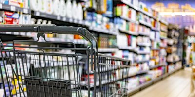 Proč je v supermarketech stále stejné světlo a teplota? Odborníci vysvětlují, jak prostředí ovlivňuje nákupy