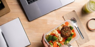 Oběd u počítače v kanceláři? Právě tohle podle odbornice často znepřátelí kolegy