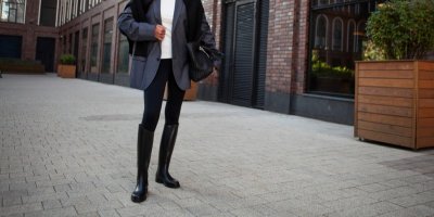 Legíny rozhodně nejsou out. Jen zapomeňte na krátké a upnuté vršky, radí stylistka