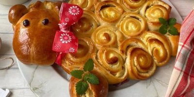 Velikonoční kynutý beránek s tvarohem podle Míši Landové. Nadýchaný recept, který zvládnete i bez formy