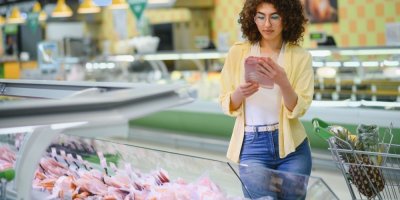 Jak nás klamou výrobci: Test kladenských a debrecínských pečení ukázal, že mají až o 20 % méně masa a dvakrát více soli