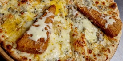 Smažák dobývá internet. Pizza se smaženým sýrem baví Česko, na Šumavě ho prodávají se zlatem za 1 501 Kč