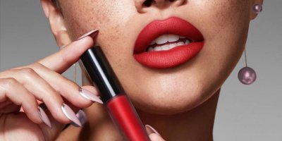 Redakční test červených dlouhotrvajících rtěnek: Některé držely celý den, jiné po obědě ztratily formu