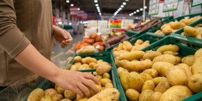 Nejlepší slevy z letáků od 18. 3.: Ulovte kilo brambor za 4,90 Kč, olej za 26,90 Kč a okurku za 10,90 Kč