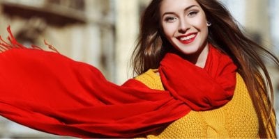Co na jaře kolem krku? Stylové jsou kašmírové šátky, ale pozor na padělky. Za originál si připlatíte, říká odborník