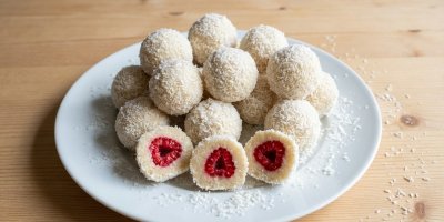 Zdravé kokosové kuličky s malinami bez pečení: Jednoduchý recept ze 4 surovin, hotový za 15 minut