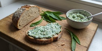 Medvědí česnek roste jen pár týdnů. Tahle jednoduchá pomazánka z něj zmizí z lednice během dne